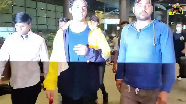 Shahrukh Khan son was welcomed By Fans With Rose At The Airport, Aryan Khan Give Such Reaction