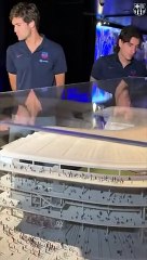 Marcos Alonso y Bellerín, inspeccionando la maqueta del Espai Barça / FCB