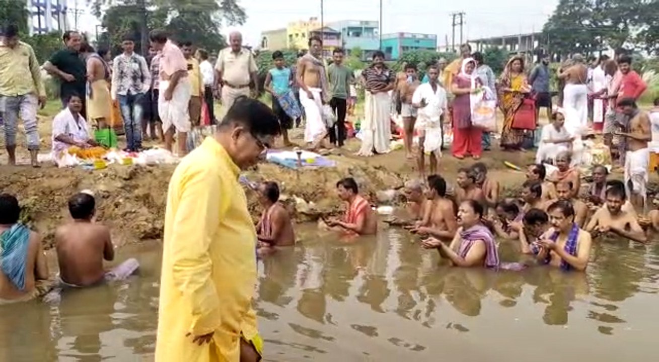 গন্ধেশ্বরী নদীতে তর্পণ করলেন বাঁকুড়ার বিজেপি সাংসদ ডাঃ সুভাষ সরকার  | Oneindia Bengali