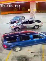 سائق مجنون على وشك دهس سيدة ليهرب مسرعاً وهي على سقف السيارة