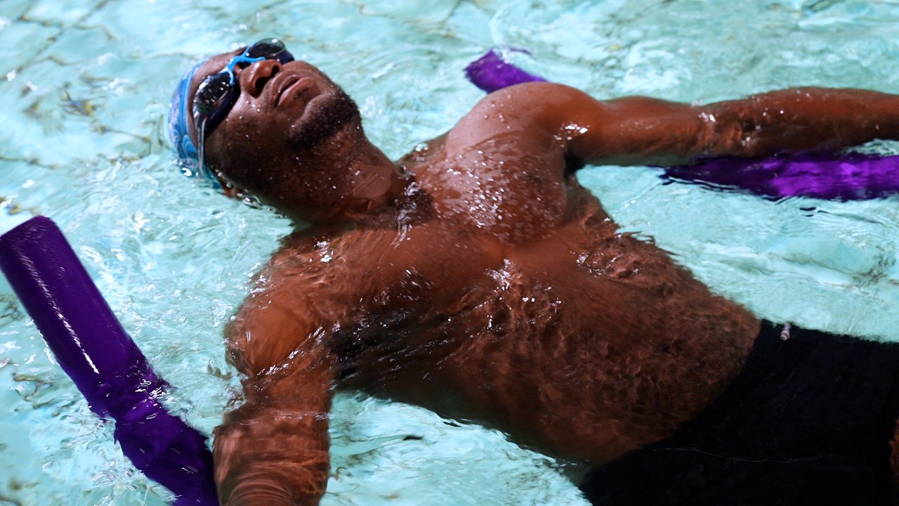 « Je suis hyper fier de moi » : à 24 ans, Marcos a décidé d’apprendre à nager