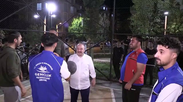 Bakan Mustafa Varank gençlerle basketbol oynadı