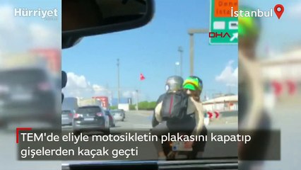 Eliyle motosikletin plakasını kapatıp gişelerden kaçak geçti