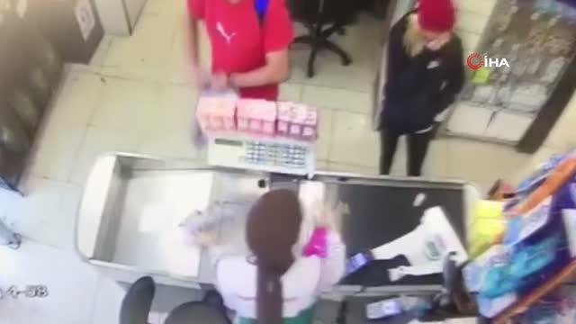 Evden çaldıkları kredi kartıyla alışveriş yapınca yakalandılar