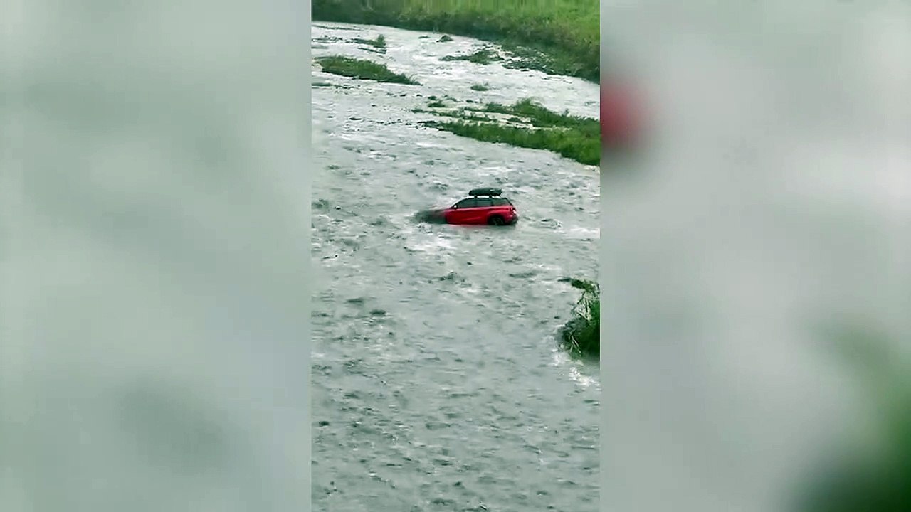影片曝光！休旅車遭「混濁溪水衝擊」 18輛車慘受困對岸沙洲