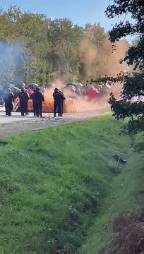 Rennes - Incidents avec plusieurs dizaines de manifestants veulent empêcher le meeting de Jordan Bardella du Rassemblement National - La police utilise des gaz lacrymogènes