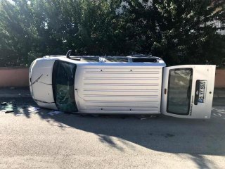 Son dakika yerel: Kazada yan yatan otomobilin sürücüsü yaralandı