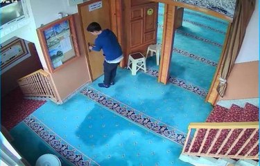 Camiye giren hırsız kekle meyve suyu içip para kutusunu çaldı