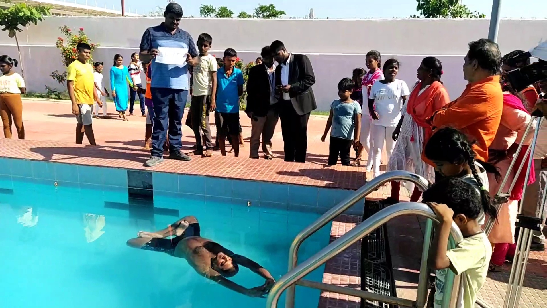நீரில் மிதந்தவாறு 15 யோகசானங்களை செய்து புதிய சாதனை படைத்த யோகா ஆசிரியர்.. 