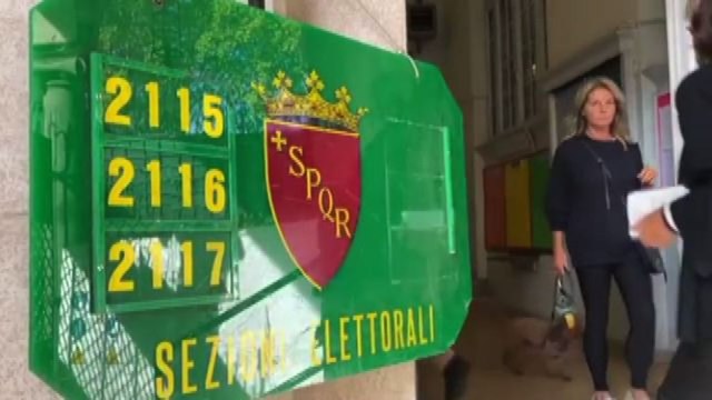 Italia al voto, seggi aperti fino alle 23: alle 12 affluenza 19%