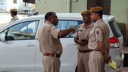 शराब से भरी पिकअप ने पुलिस जीप को मारी टक्कर