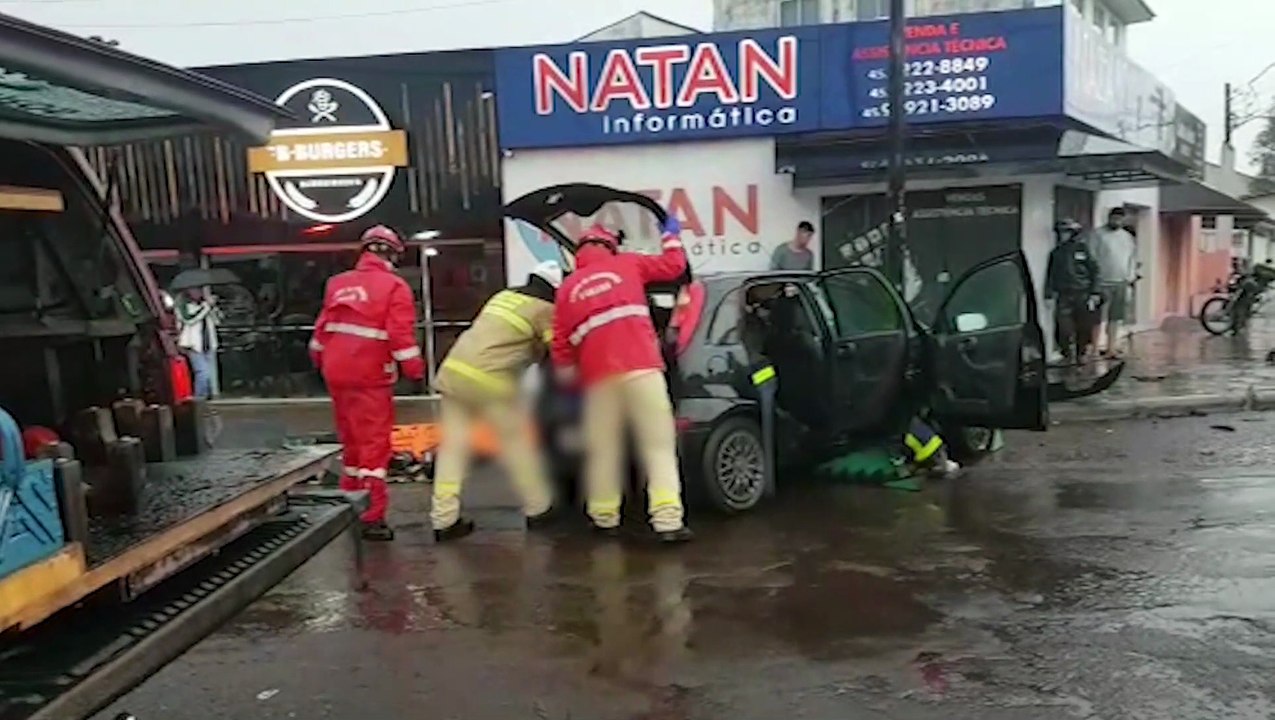 Tenente do Corpo de Bombeiros fala sobre forte colisão que deixou família ferida na Av. Carlos Gomes