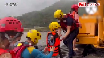 宜蘭清水溪暴漲27車受困沙洲 66人幸運脫困 (讀者提供)