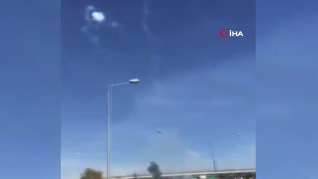 Düğün konvoyunda yolu kapatıp havai fişek attılar