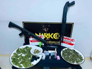 Son dakika haberi! İzmir'de zehir evine baskın: 6 gözaltı