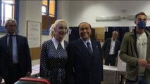 I leader politici ai seggi, Berlusconi con Fascina a Milano