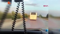 Ambulansa yol vermeyen midibüs