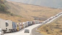Rusya-Gürcistan sınır kapısında 14 kilometrelik araç kuyruğu: Yaklaşık 2 bin 300 araba sınırda bekliyor
