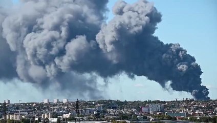 Incêndio em mercado de Paris cria nuvem de fumo sobre a cidade