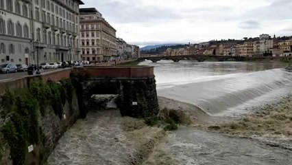Maltempo, Arno minaccioso a Firenze: in una notte torna fiume dopo mesi di siccita'