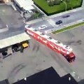 Un chauffeur poids lourd réalise un créneaux incroyable avec son camion immense
