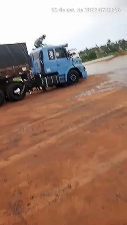 Motorista de caminhão fica preso nas ferragens acidente que também envolveu carreta e automóvel