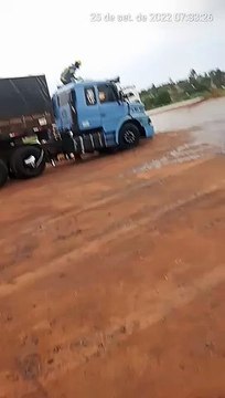 Motorista de caminhão fica preso nas ferragens acidente que também envolveu carreta e automóvel