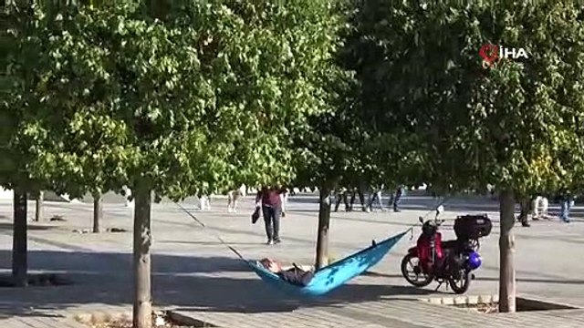 Taksim Meydanı'na hamak kurdu, görenler şaştı kaldı