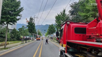 경남 창녕에서 화물차가 전봇대 충돌...2천여 호 정전 / YTN