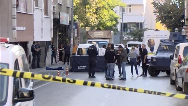 Annesinin kafasını kesip önce balkondan insanlara gösterdi, sonra aşağı fırlattı