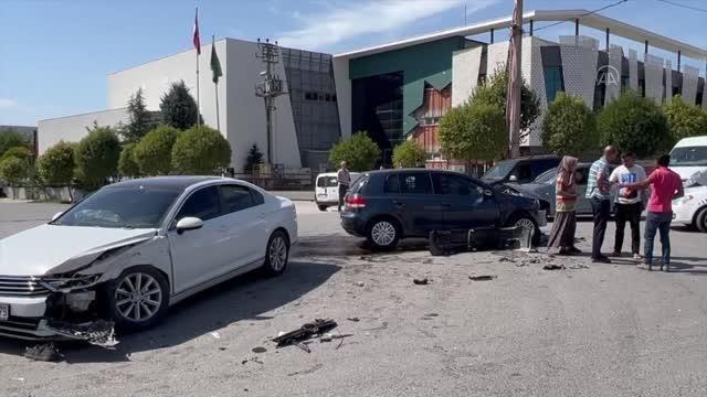 Trafik kazasında 2 kardeş yaralandı