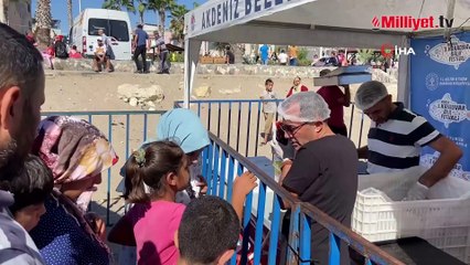 Mersinliler balığa doydu, festivalde tam 10 ton balık ekmek dağıtıldı