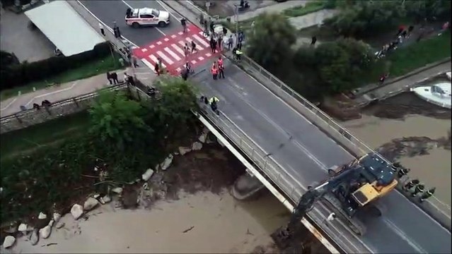 Fiume Cecina esondato nei campi per le forti piogge. In Toscana precipitazioni da record