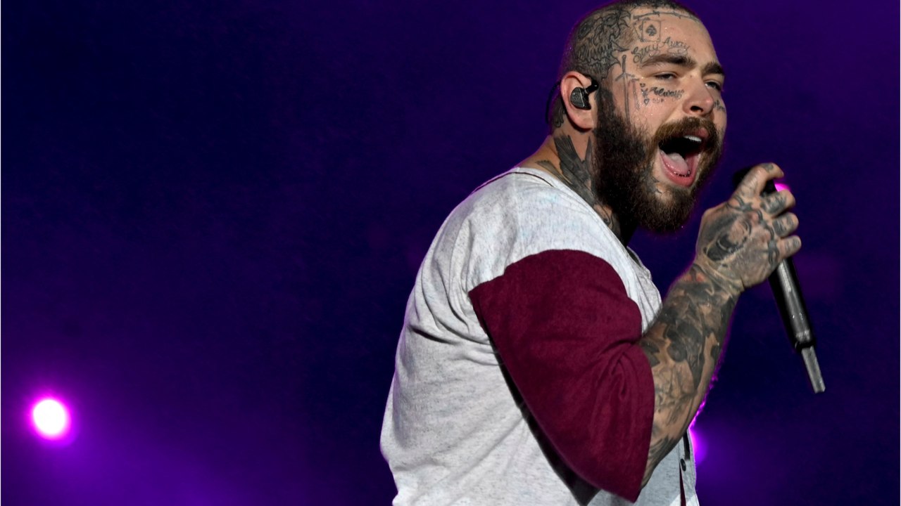 Voici - Post Malone : le chanteur hospitalisé après une très mauvaise chute en plein concert