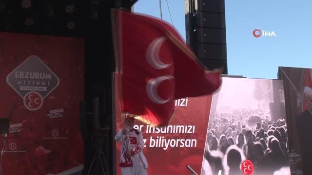Miting alanında boş yer bulamayan vatandaşlar ağaca tırmandı