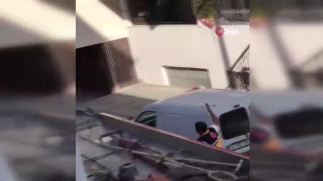 Son dakika haber... Bağcılar'da gencin annesinin kafasını balkondan atma anı kamerada