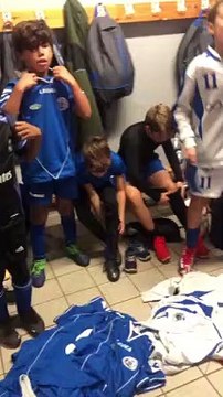 La joie dans les vestiaires après la victoire des U 11