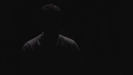 التاسعة هذا المساء | تفاصيل مأساة أبو أحمد المهاجر السوري المهدد بالترحيل إلى رواندا