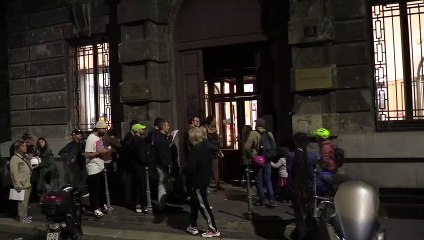 Milano, maxi coda all'Anagrafe di via Larga per il ritiro della tessera elettorale