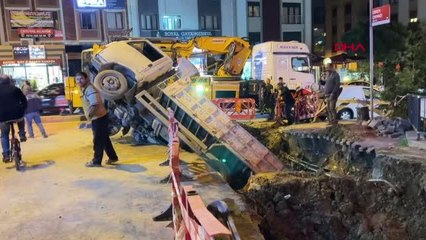 ÜSKÜDAR'DA İSKİ ÇALIŞMASINDA KAMYONET ÇUKURA DÜŞTÜ