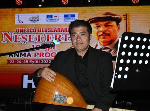 Bozkırın tezenesi nin oğlu Hüseyin Ertaş, babasına ait türküleri ilk defa seslendirdi