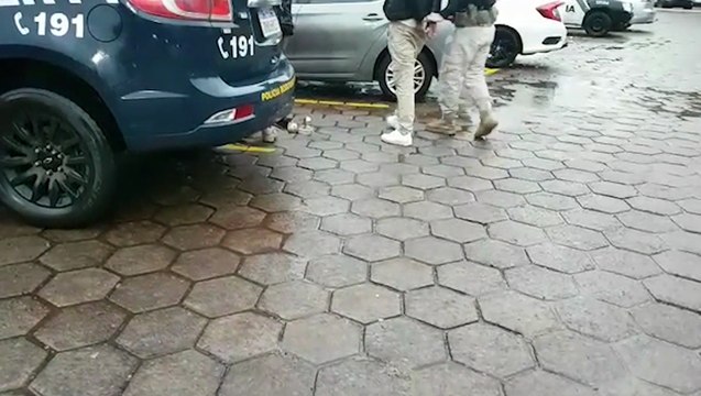 Trio é detido pela PRF com veículo que foi furtado na Avenida Brasil