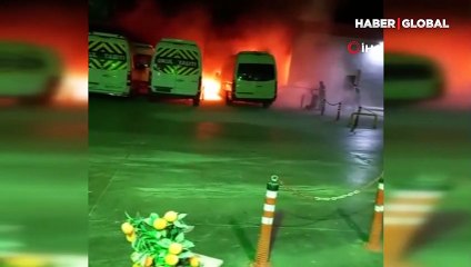 İzmir’de panik anları! Akaryakıt istasyonunun yanındaki minibüs böyle yandı