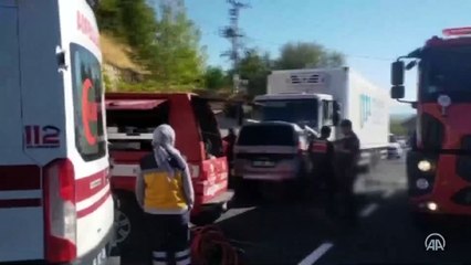 Malatya'da tırla hafif ticari araç çarpıştı, 6 kişi hayatını kaybetti