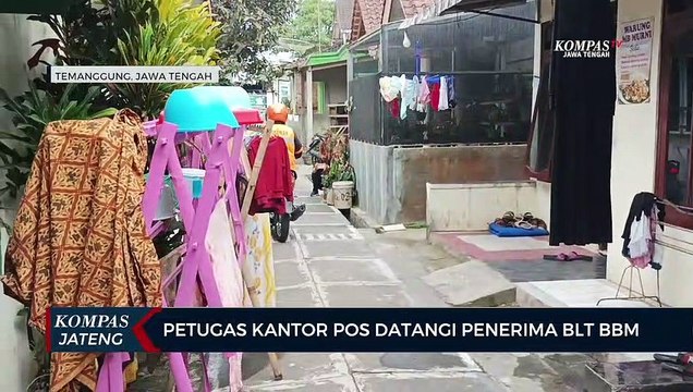 Petugas Kantor Pos Datangi Penerima BLT BBM