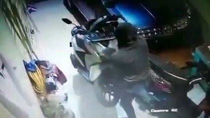 Maling Gondol 2 Motor Sekaligus di Garasi Rumah