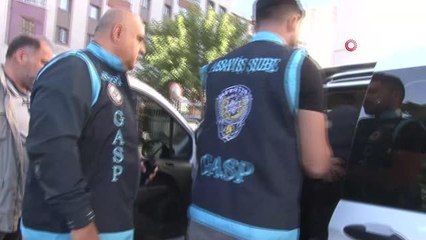 Arkadaşının cep telefonunu alarak araçtan attı