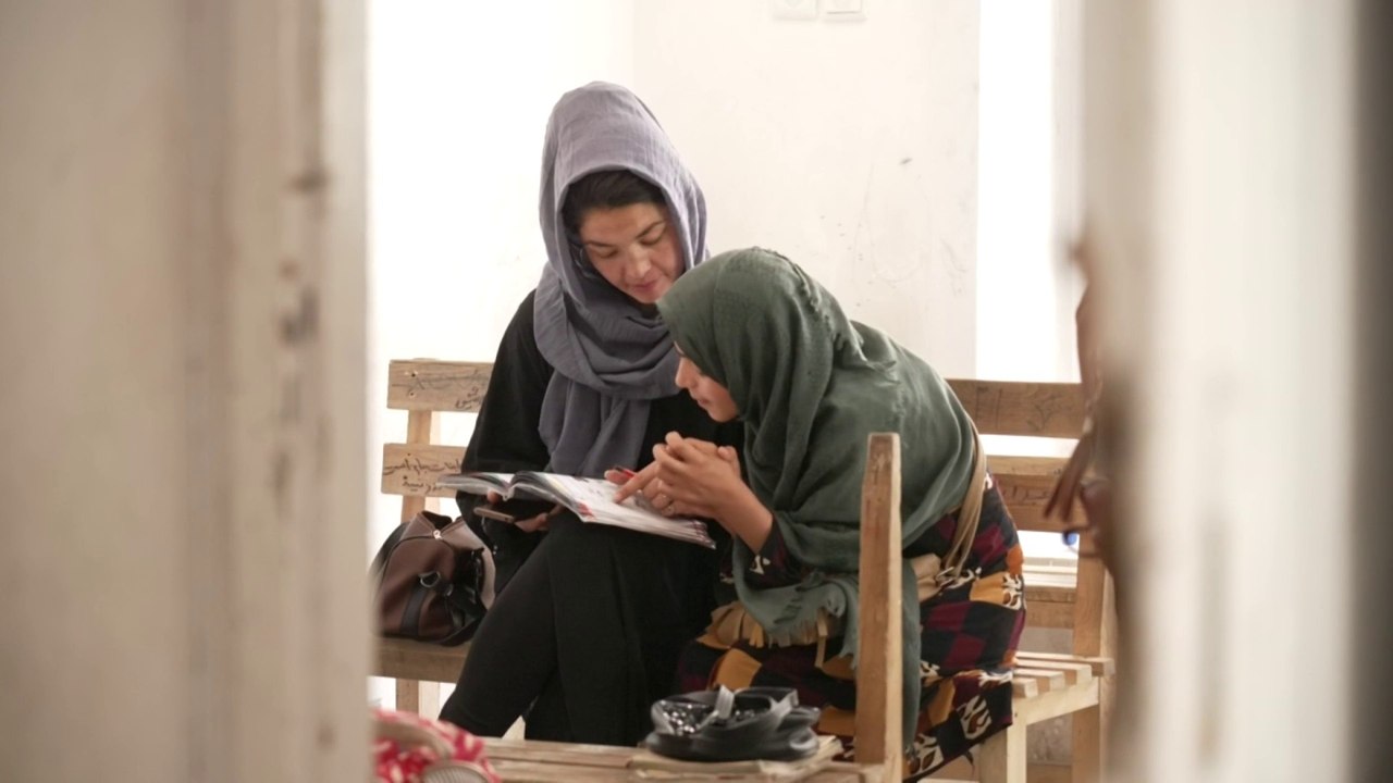 LIGNE ROUGE -  En Afghanistan, des écoles clandestines se forment pour enseigner aux jeunes filles