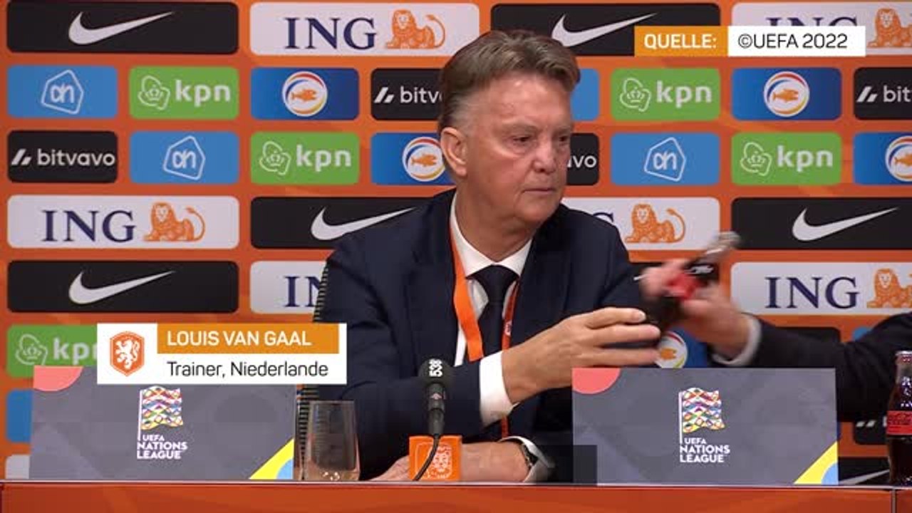 Van Gaal braucht Hilfe beim Flasche öffnen