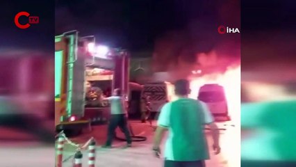 Panik anları... Akaryakıt istasyonunun yanındaki minibüs alev alev yandı!